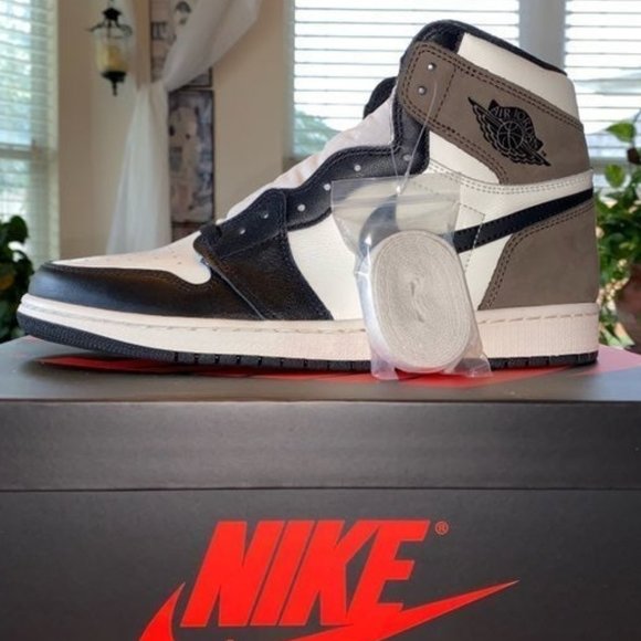 Air Jordan 1 Retro High OG - Dark Mocha - Picture 11 of 11